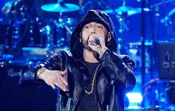 Eminem se convierte en abuelo a los 52 años