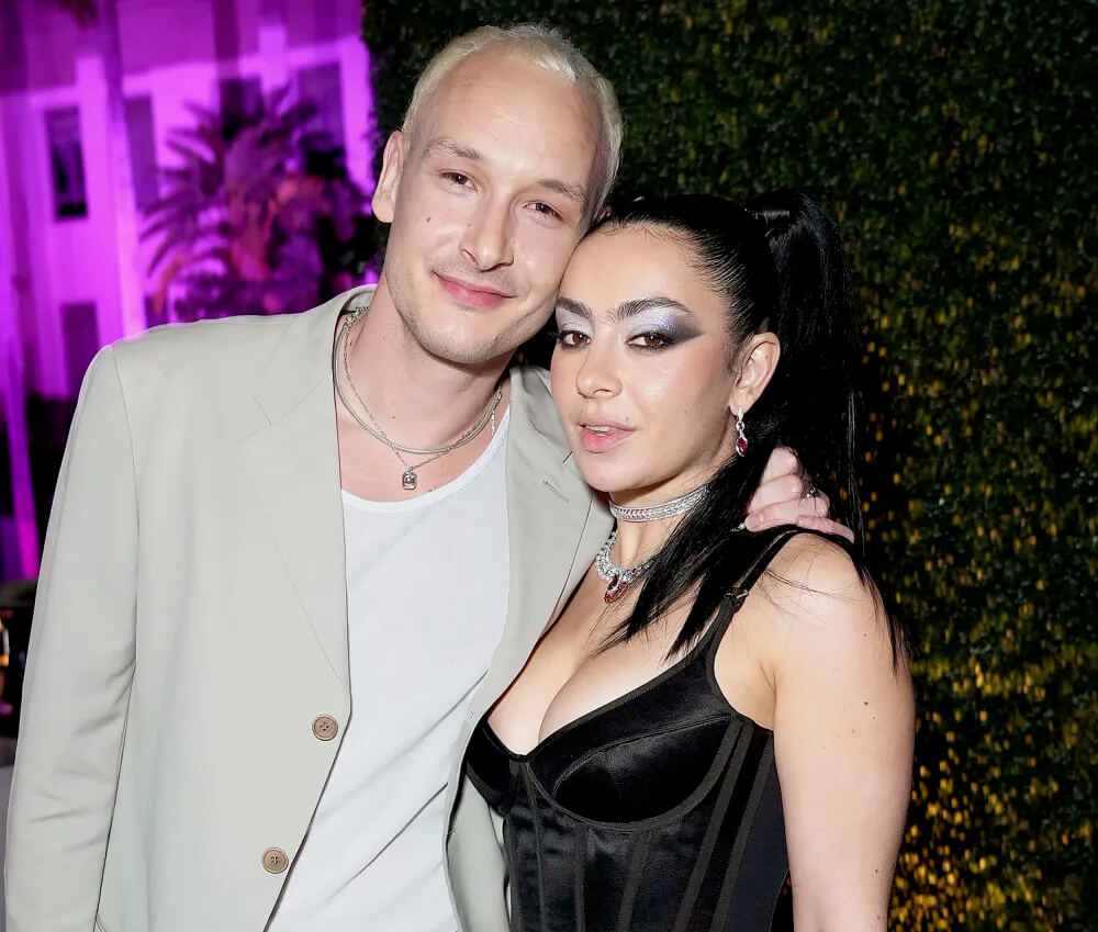 Charli XCX se comprometió con el baterista de The 1975