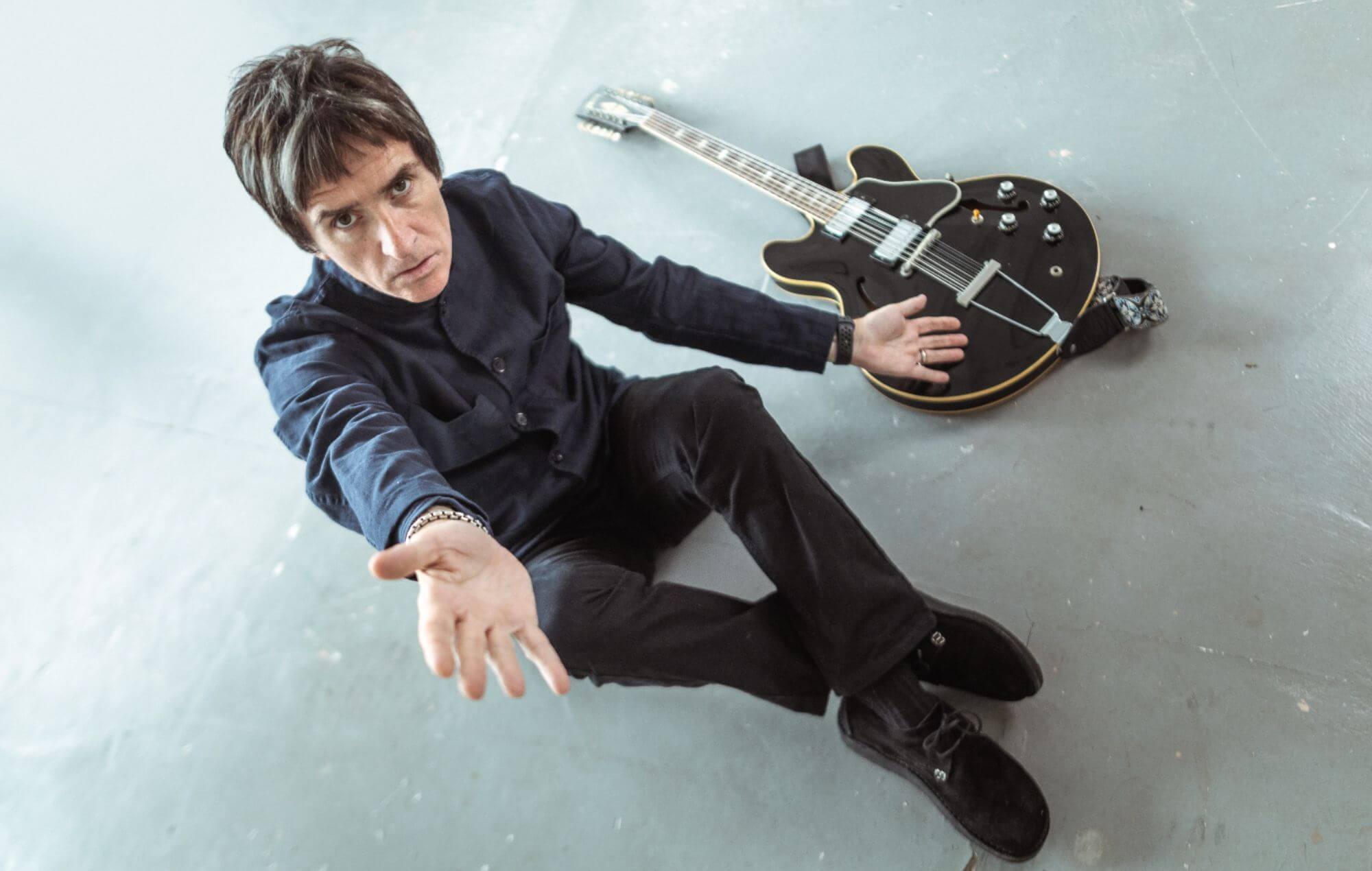 Johnny Marr advierte sobre mensajes de voz generados con IA