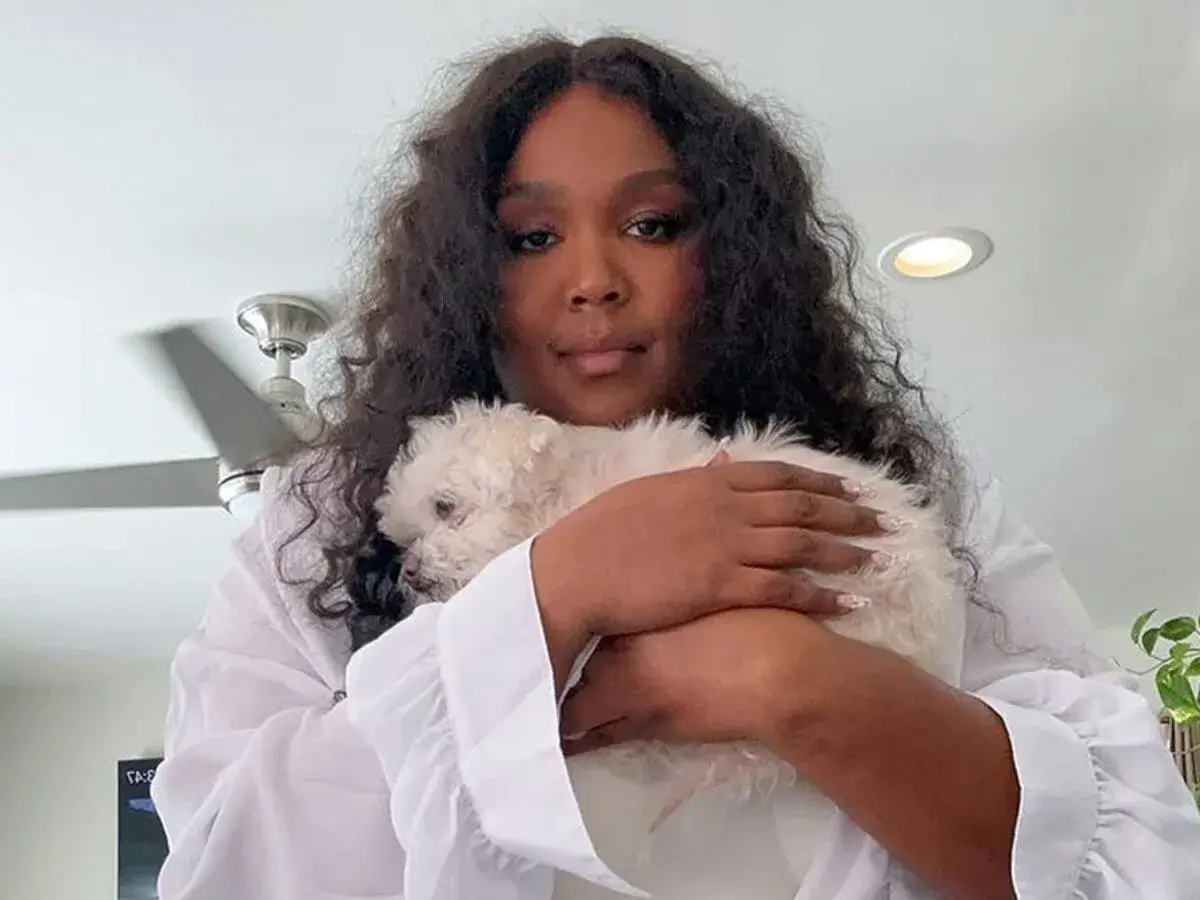 Lizzo compartió su tristeza por la muerte de su perro Pooka