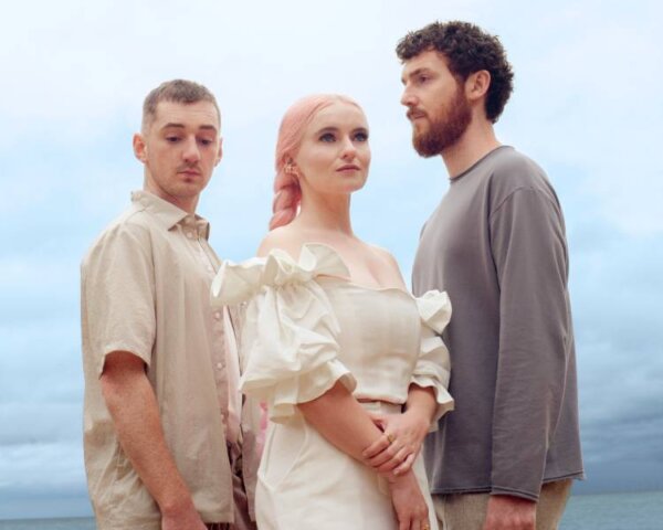 Con mil millones de streams, Clean Bandit alcanza a artistas como Queen y Arctic Monkeys