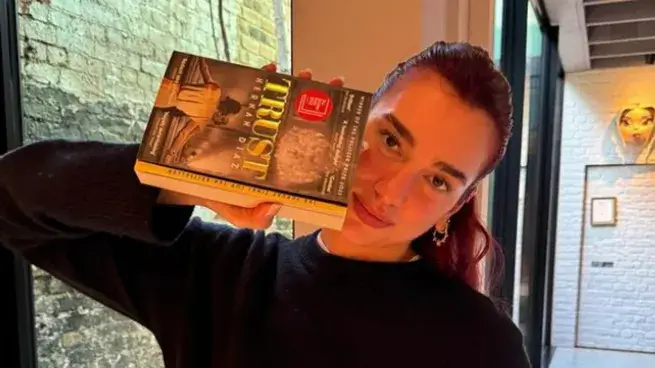 Dua Lipa recomendó a un escritor argentino