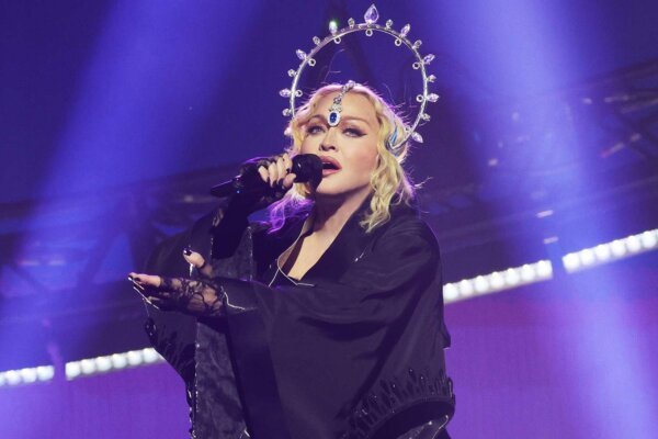 Venden ropa de la última gira de Madonna en una tienda benéfica