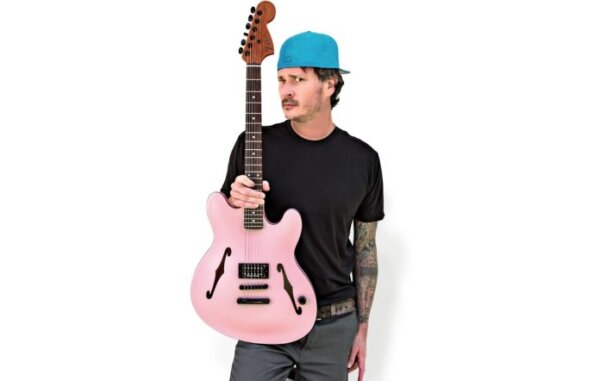 Tom DeLonge y Fender lanzan una guitarra exclusiva
