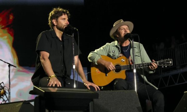 Bradley Cooper se subió al escenario con Pearl Jam