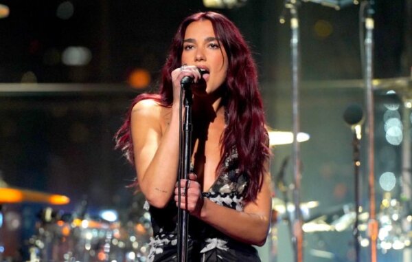 Dua Lipa versiona un clásico de INXS en Sídney