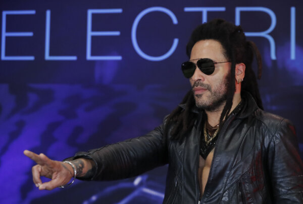 En pleno show Lenny Kravitz atendió una videollamada