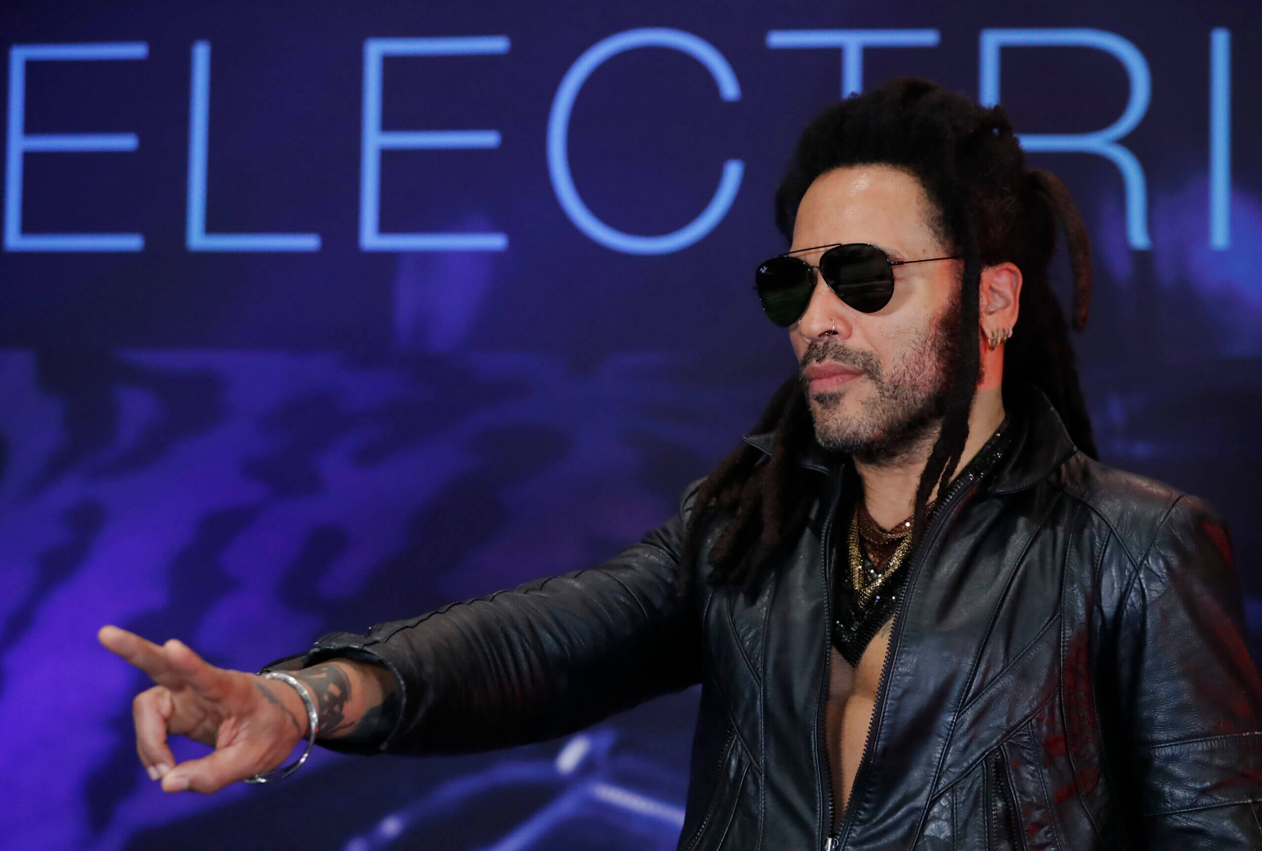 En pleno show Lenny Kravitz atendió una videollamada