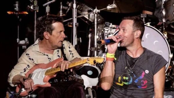 Michael Fox subió al escenario junto a Coldplay en Glastonbury