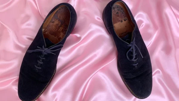 Subastaron los zapatos de gamuza azul de Elvis Presley