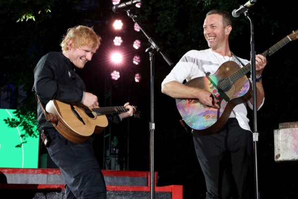 Ed Sheeran y Chris Martin sorprendieron cantando juntos