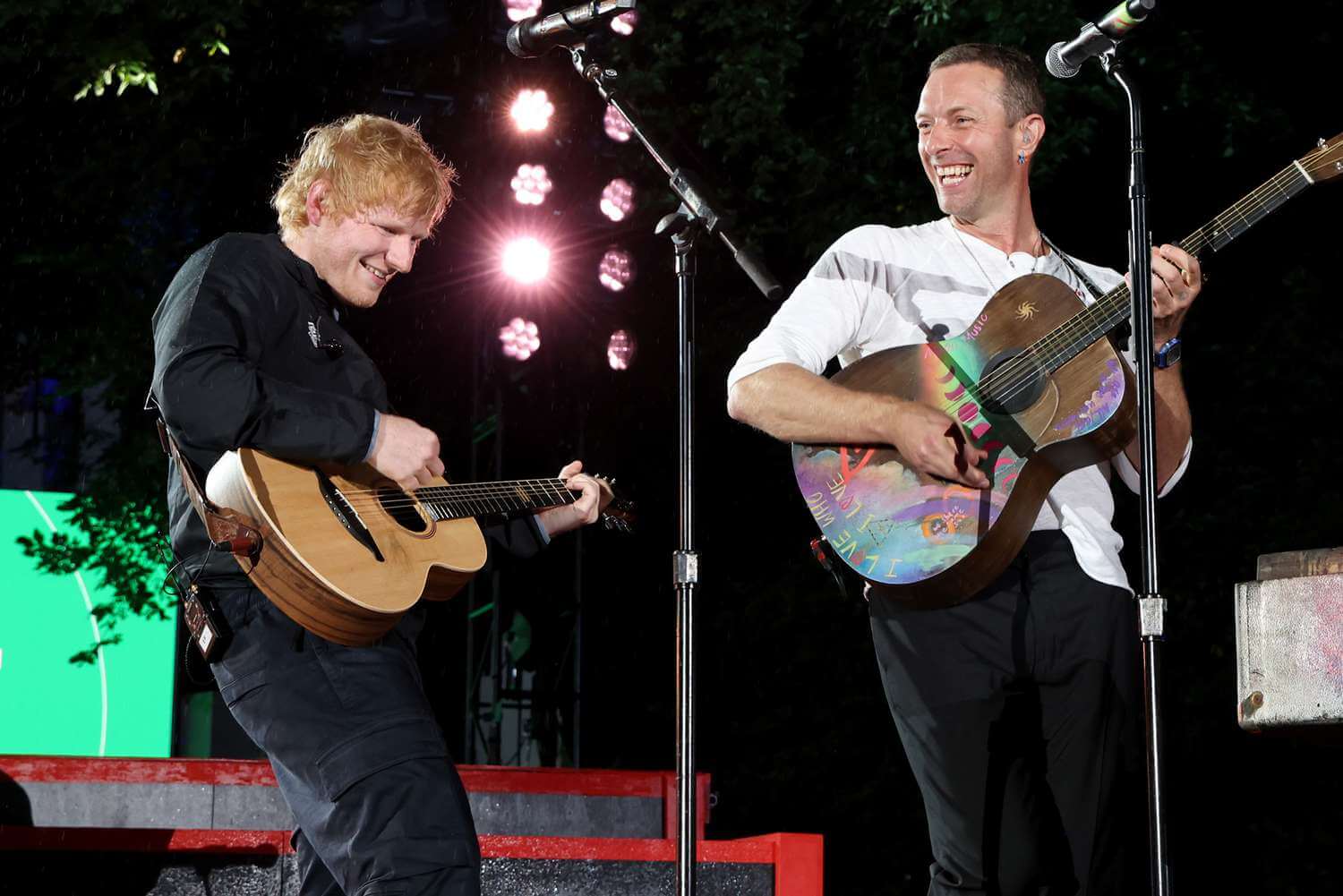 Ed Sheeran y Chris Martin sorprendieron cantando juntos