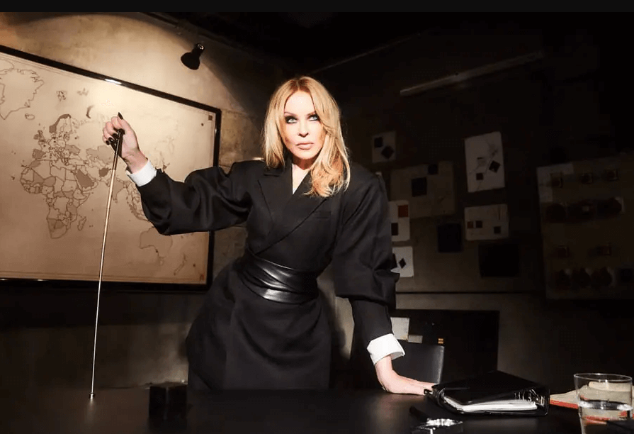 Kylie Minogue lanza “Lights Camera Action”