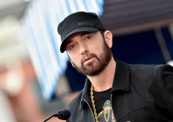 Eminem anuncia que será abuelo en el video de “Temporary”