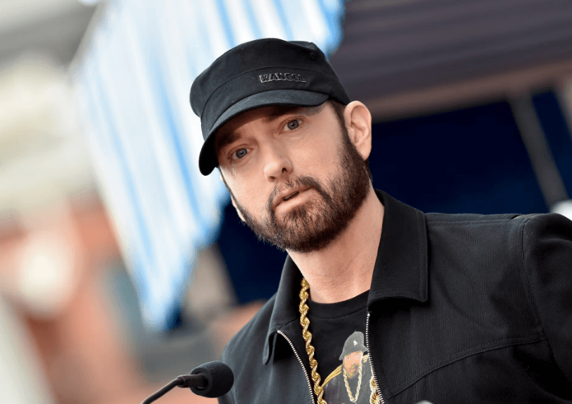 Eminem anuncia que será abuelo en el video de “Temporary”