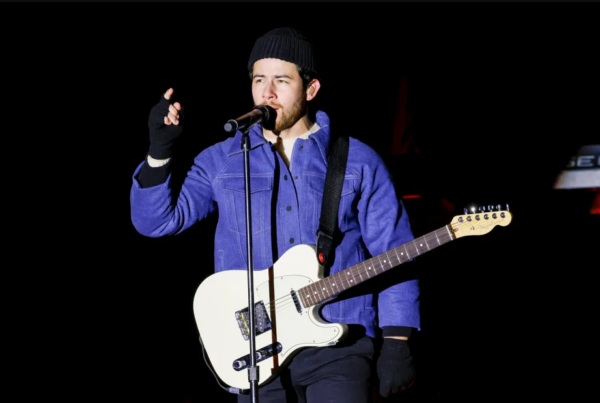 Nick Jonas abandona el escenario tras ser apuntado con un láser
