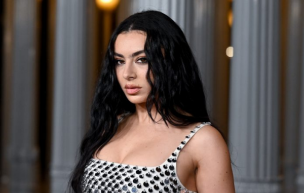 Charli XCX actuará en una película basada en Juana de Arco