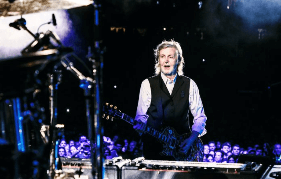 Paul McCartney toca junto a Jack White y St. Vincent