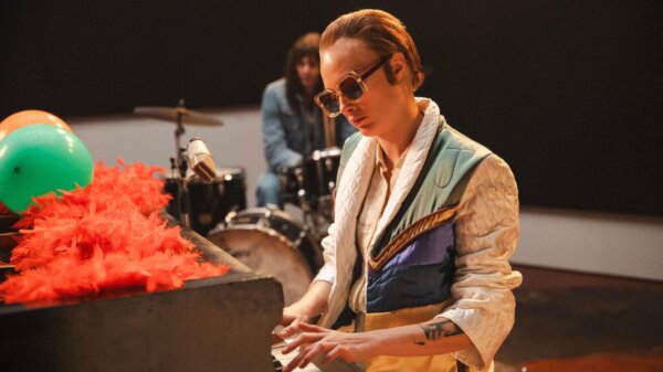 Cara Delevingne interpreta a Elton John en un video