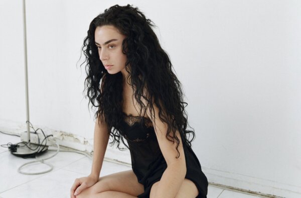 Charli XCX se suma al elenco de “The Gallerist”