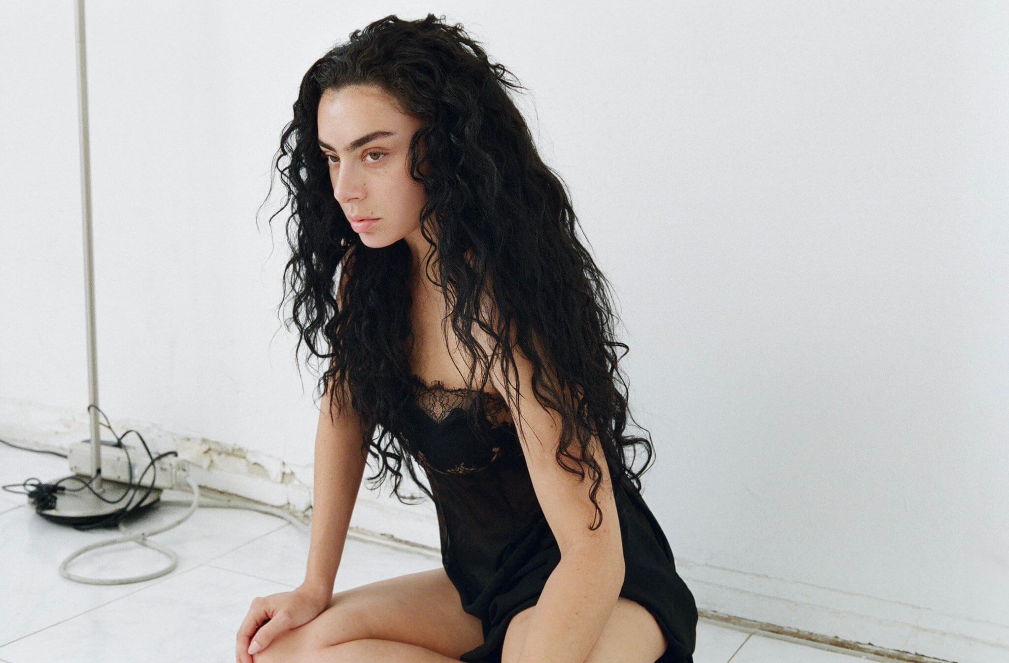 Charli XCX se suma al elenco de “The Gallerist”