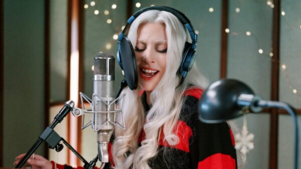 Lady Gaga comparte su versión de un clásico navideño