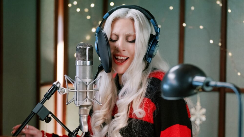 Lady Gaga comparte su versión de un clásico navideño