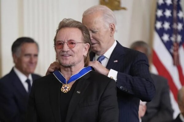 Bono recibió la Medalla Presidencial de la Libertad de EE.UU.