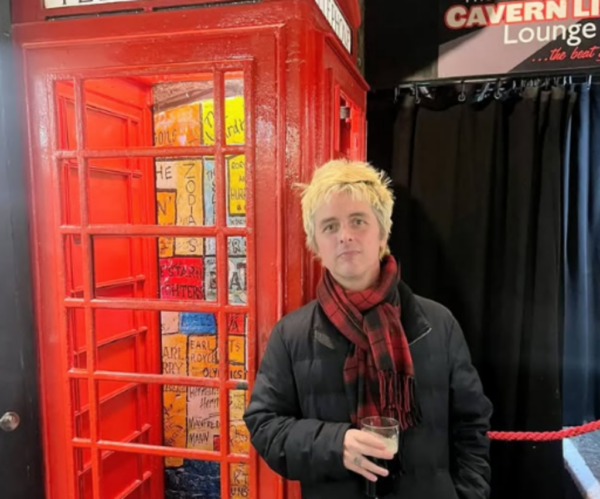 Billie Joe Armstrong sorprende a músico haciendo un cover de Green Day