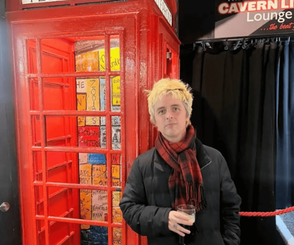 Billie Joe Armstrong sorprende a músico haciendo un cover de Green Day