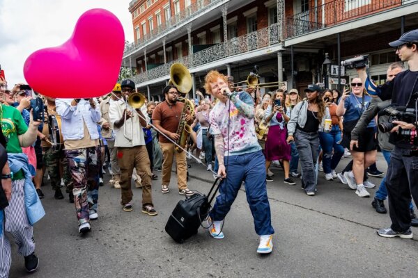 Ed Sheeran estrena una canción en un show callejero