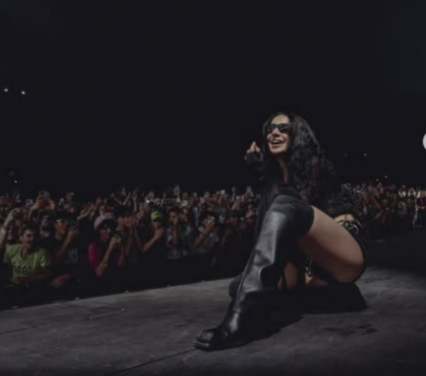 Charli XCX lleva su era BRAT a Coachella