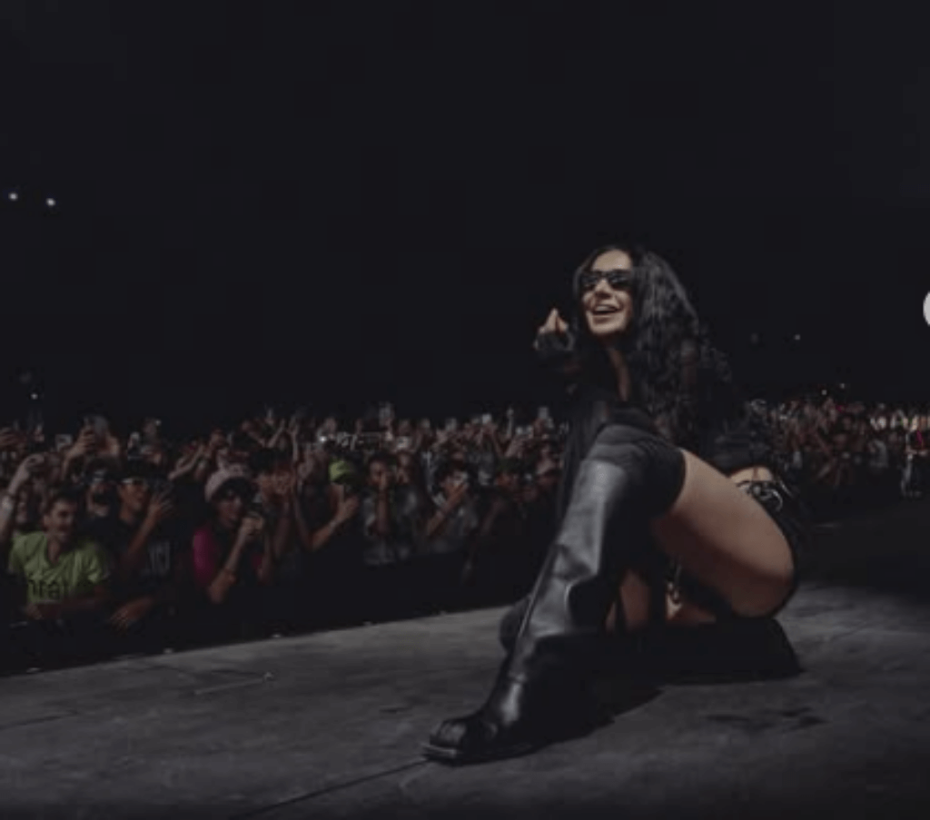 Charli XCX lleva su era BRAT a Coachella