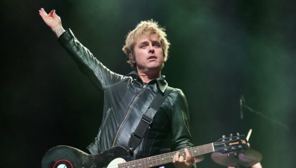 Green Day ofrece un show sorpresa tocando covers