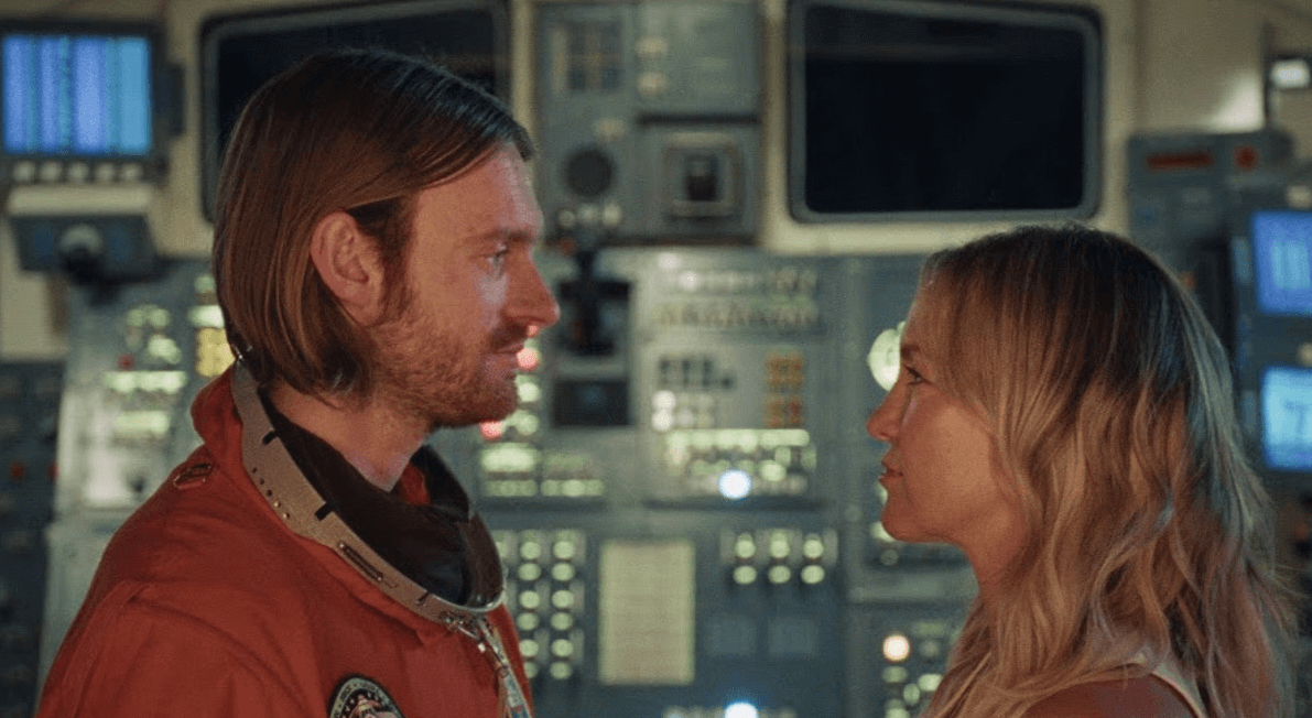 Finneas lanza el video de “2001” con Kate Hudson
