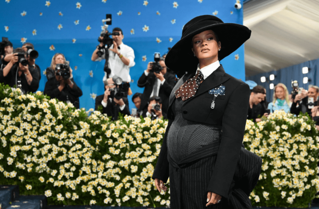 Rihanna revela su embarazo en la Met Gala