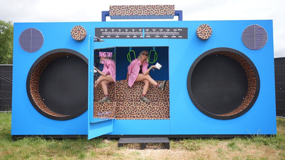Rod Stewart codiseñó un inodoro gigante con forma de radiocasete