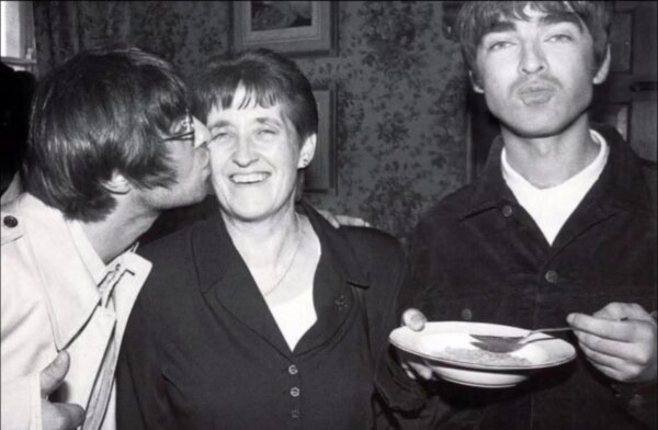 La mamá de los Gallagher impulsó la reunión de Oasis