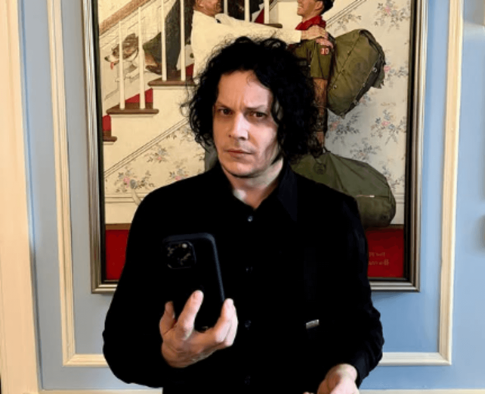 A los 50 años, Jack White estrena su primer celular