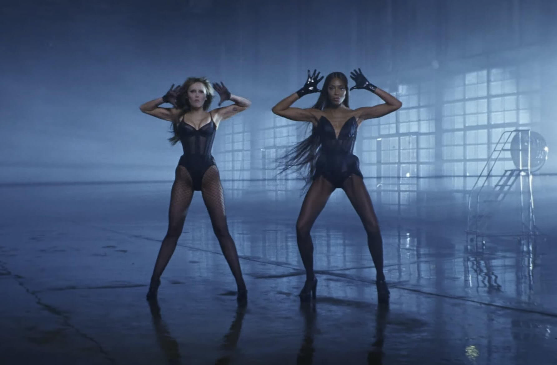 Miley Cyrus estrena su videoclip junto a Naomi Campbell